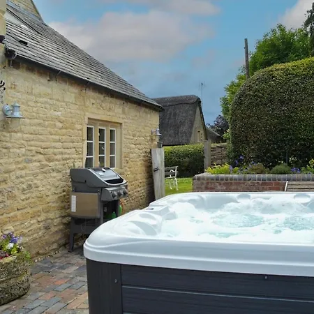 Beautiful Cotswold With Hot Tub Nyaraló *