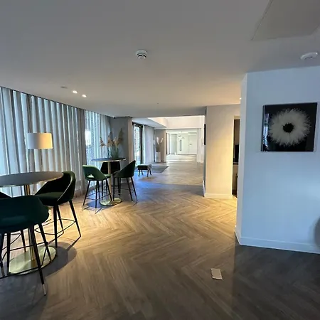 View 2 King Ensuites Gym * Manchester
