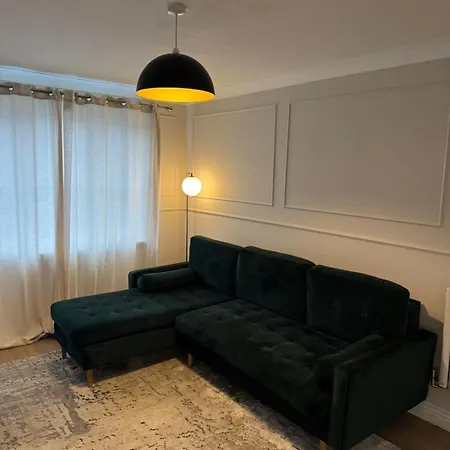 Stylish 5 Mins To Center Holiday home
