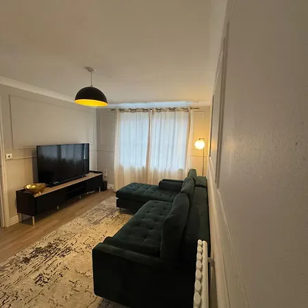 Holiday home Stylish 5 Mins To Center *