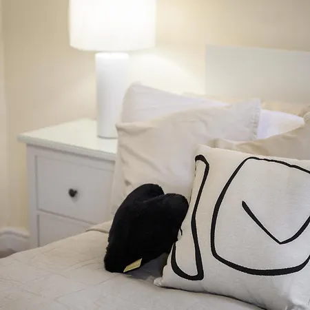 بيت للعطل Blissful Breaks Near Old Trafford Stadium مانشستر