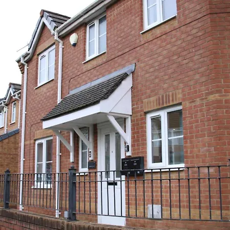 3 Bedroom House Close To Centre Free Parking