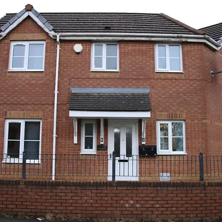 3 Bedroom House Close To Centre Free Parking