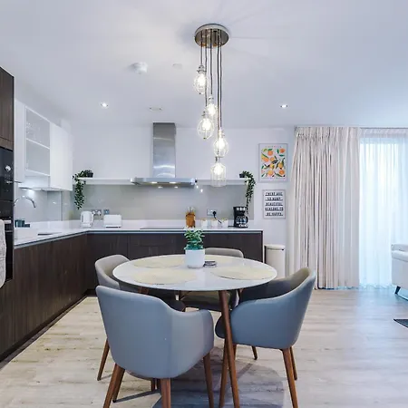 Fully Equipped, City Centre 3Bed Apartment, Balcony With Amazing Views, Sleeps 6 Appartamento