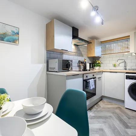 Apartmán Stylish 2-bed Flat Steps From Tram Stop
