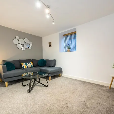 Stylish 2-bed Flat Steps From Tram Stop Apartmán *