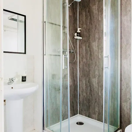 Comfy 3 Bed House By Airport, Perfect For Groups & Families * מנצ'סטר