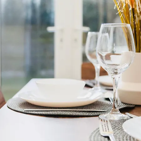 Comfy 3 Bed House By Airport, Perfect For Groups & Families בית נופש *