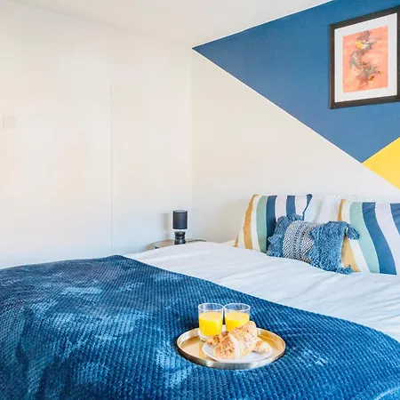 בית נופש Comfy 3 Bed House By Airport, Perfect For Groups & Families *