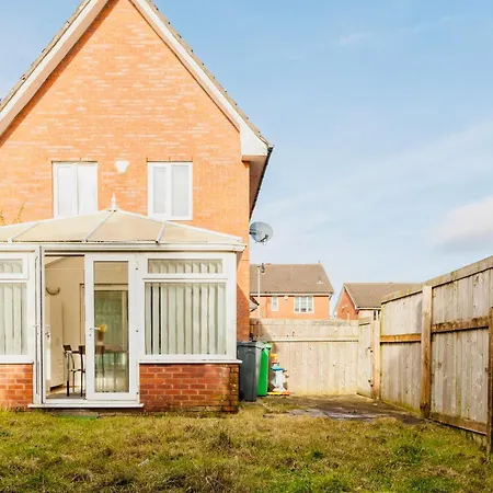 Comfy 3 Bed House By Airport, Perfect For Groups & Families * Манчестер