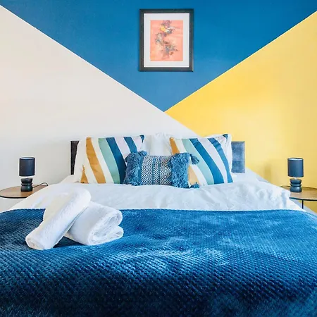 בית נופש Comfy 3 Bed House By Airport, Perfect For Groups & Families