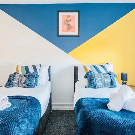 Comfy 3 Bed House By Airport, Perfect For Groups & Families מנצ'סטר