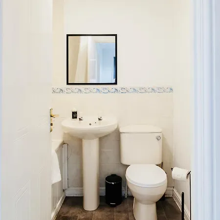 Comfy 3 Bed House By Airport, Perfect For Groups & Families בית נופש