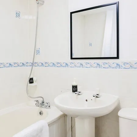 בית נופש Comfy 3 Bed House By Airport, Perfect For Groups & Families