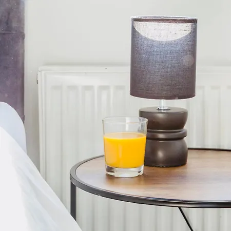 Comfy 3 Bed House By Airport, Perfect For Groups & Families מנצ'סטר