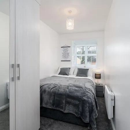 Cozy 2 Bed - Ideal For Long Stays, Relocators & Contractors - Free Parking - Sleeps 2 - By Old Trafford & Salford Apartamento