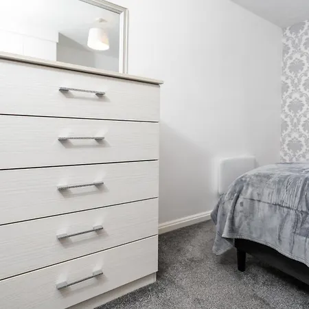 Cozy 2 Bed - Ideal For Long Stays, Relocators & Contractors - Free Parking - Sleeps 2 - By Old Trafford & Salford