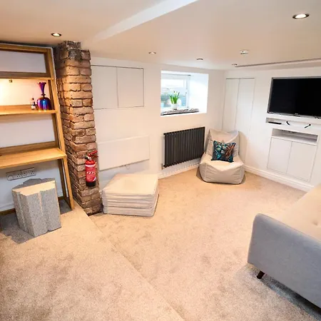 Relaxing With Basement Workspace & Golf Course View * Manchester