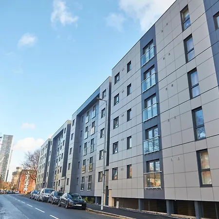 Deluxe And Cozy Two Bedroom With 1 Bathroom And Open Balcony