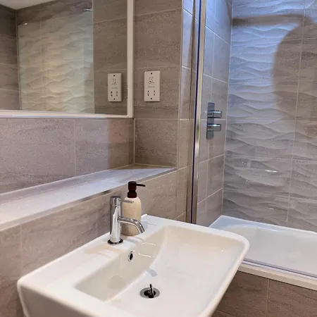 Apartment Bright And Modern Near Centre With Free Parking,wifi And Netflix Next To Old Trafford And Man United Stadium