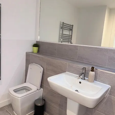 Bright And Modern Near Centre With Free Parking,wifi And Netflix Next To Old Trafford And Man United Stadium Apartment *