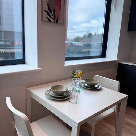 Bright And Modern Near Centre With Free Parking,wifi And Netflix Next To Old Trafford And Man United Stadium Apartment Manchester