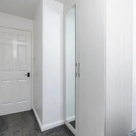 Cozy 2 Bed - Ideal For Long Stays, Relocators & Contractors - Free Parking - Sleeps 2 - By Old Trafford & Salford Apartamento
