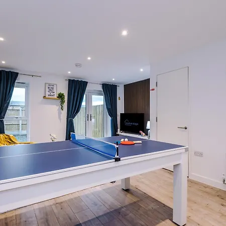 Stunning 3 Story Home, 3 X King Size Beds, Pool Table, Free Parking X2, Ping Pong דירה