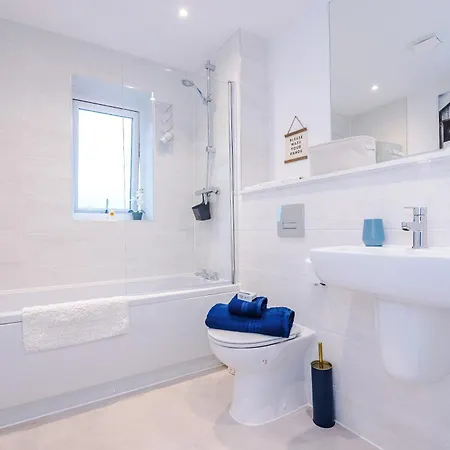 Stunning 3 Story Home, 3 X King Size Beds, Pool Table, Free Parking X2, Ping Pong דירה