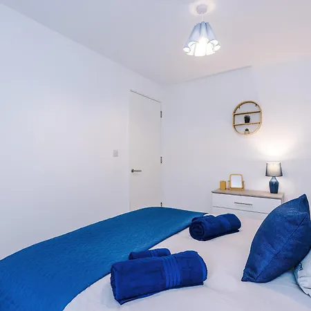 Stunning 3 Story Home, 3 X King Size Beds, Pool Table, Free Parking X2, Ping Pong מנצ'סטר