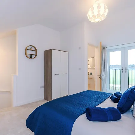 Stunning 3 Story Home, 3 X King Size Beds, Pool Table, Free Parking X2, Ping Pong דירה