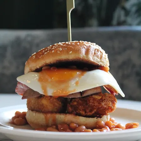 Mitre Centre מלון