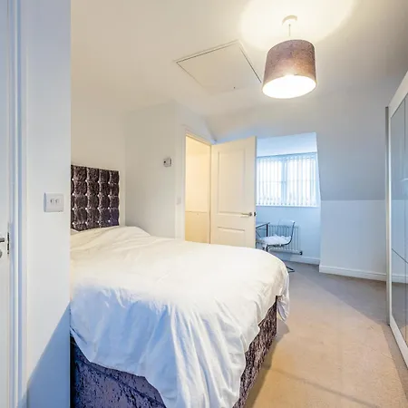 4 Bedroom Town House- Free Parking, Perfect For Families And Contractors