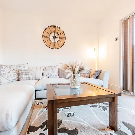 Holiday home 4 Bedroom Town House- Free Parking, Perfect For Families And Contractors Manchester
