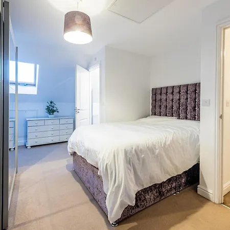 4 Bedroom Town House- Free Parking, Perfect For Families And Contractors Дом отдыха