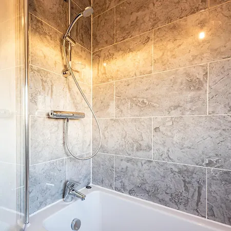 4 Bedroom Town House- Free Parking, Perfect For Families And Contractors Holiday home Manchester