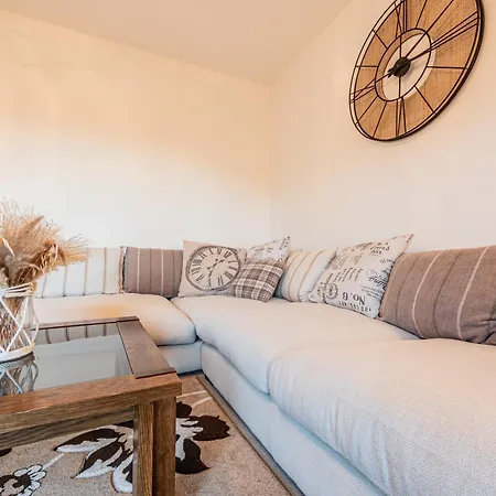 4 Bedroom Town House- Free Parking, Perfect For Families And Contractors