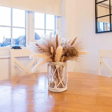 4 Bedroom Town House- Free Parking, Perfect For Families And Contractors Holiday home Manchester
