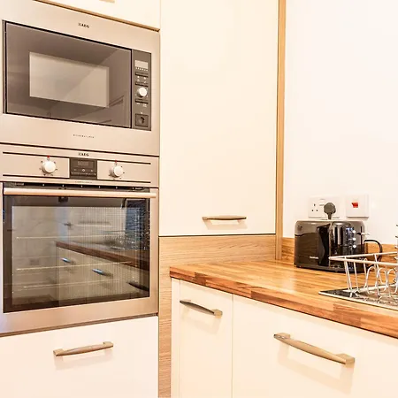 4 Bedroom Town House- Free Parking, Perfect For Families And Contractors Holiday home Manchester