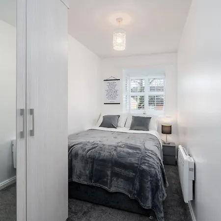 Apartamento Cozy 2 Bed - Ideal For Long Stays, Relocators & Contractors - Free Parking - Sleeps 2 - By Old Trafford & Salford *