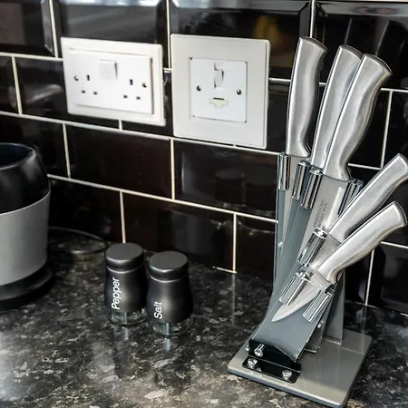 Cozy 2 Bed - Ideal For Long Stays, Relocators & Contractors - Free Parking - Sleeps 2 - By Old Trafford & Salford Mánchester