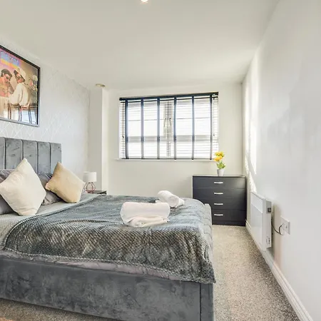 New Stylish Free Parking Sleeps 5 Or 6 Apartment Manchester