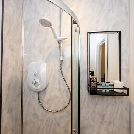 Private Ensuite With Kitchen Access By Irwell