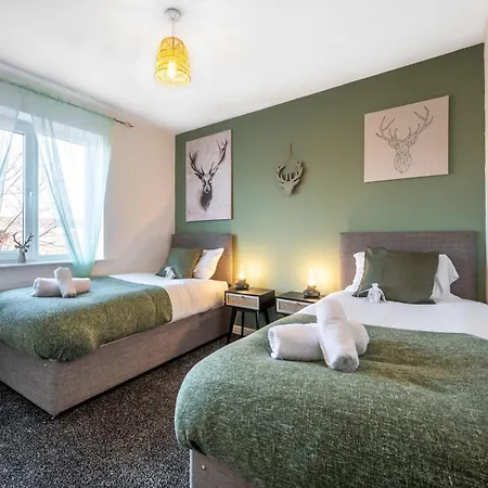 Cosy 4-bed House, Garden, Free Parking & Wifi Appartamento