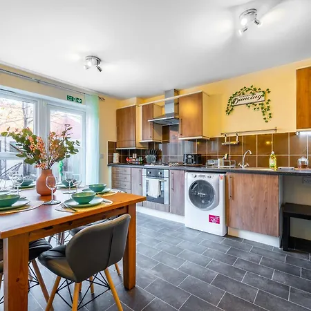 Cosy 4-bed House, Garden, Free Parking & Wifi Manchester