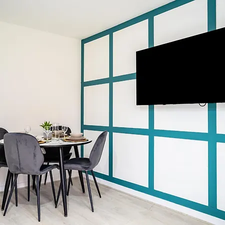 House With Garden, Sleeps 5, Centre Close, Manchester, Free Fast Wi-fi, Free Parking, 55-inch Tv, Self-check In - Contractors! Манчестер