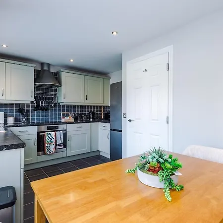 Tatil Evi Charming Townhome Retreat, Close To Manchester