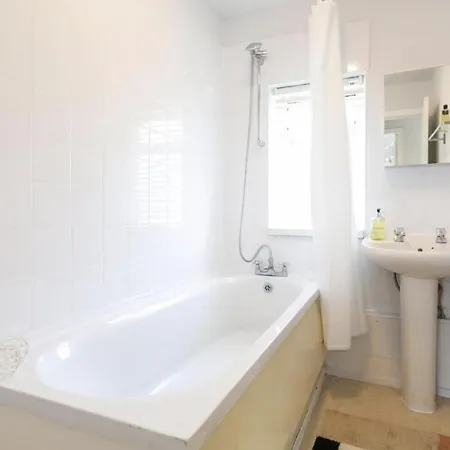 Spacious 4 Bedroom House Sleeps 8 *