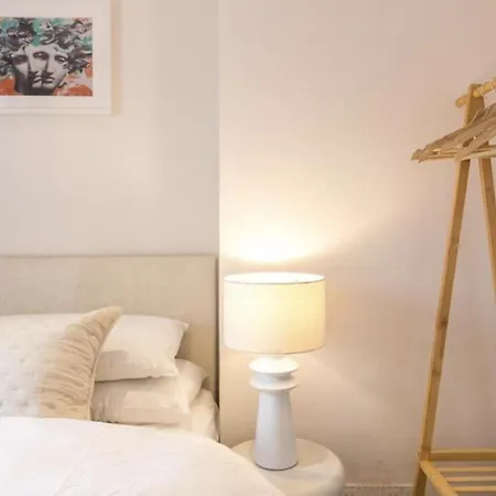 Spacious 4 Bedroom House Sleeps 8 *