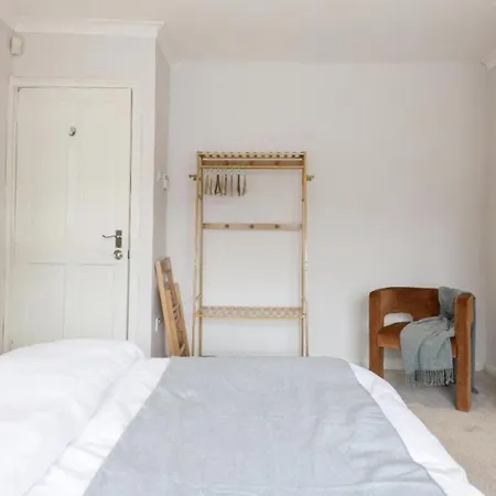 Spacious 4 Bedroom House Sleeps 8 * מנצ'סטר